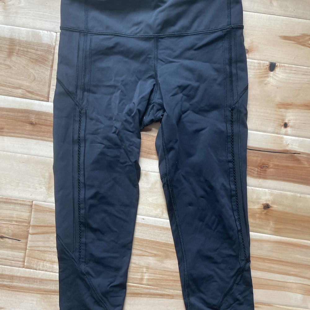 Lululemon reveal crops, size 4
